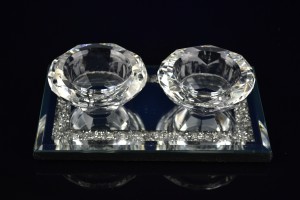 	 2 Theelichtjes op spiegel gevuld met kleine kristallen